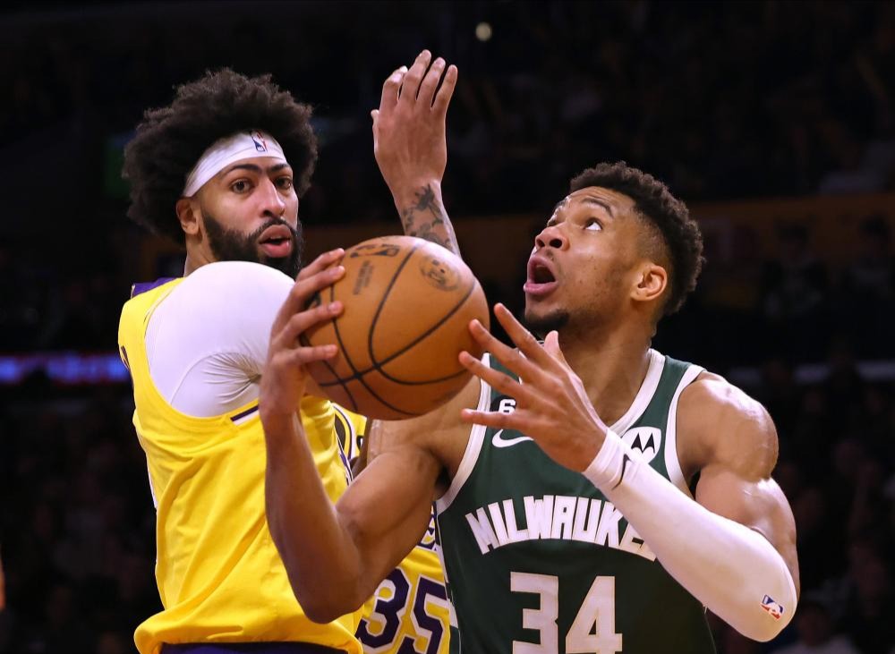 开云体育官网-浓眉哥遭遇十持续失利，皇家马德里教练压力巨大！-开云体育官网