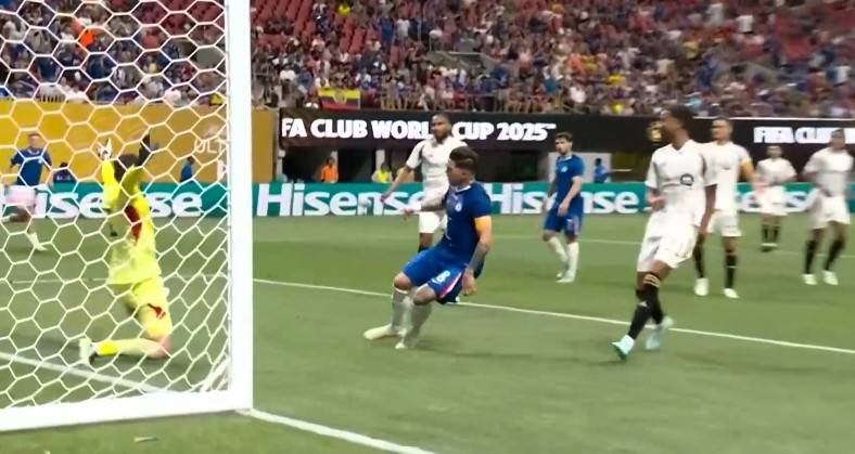 开云体育-德罗巴在瑞士队比赛中重要助攻，比赛局势复杂引发热议！-开云体育